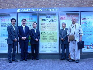 大阪学院大学ポスター前で